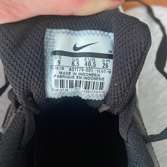 All black Nike low tops. Size 9 - Picture 3 of 4